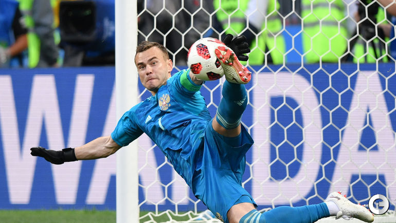 Воскресенье. Москва. Испания - Россия - 1:1, пен. - 3:4. Игорь АКИНФЕЕВ отбивает решающий пенальти.