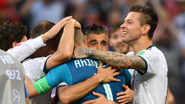 Воскресенье. Москва. Лужники. Испания - Россия - 1:1, пенальти - 3:4. Игорь АКИНФЕЕВ в объятиях партнеров.