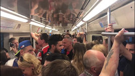 Как празднуют победу России на улицах столицы и в метро