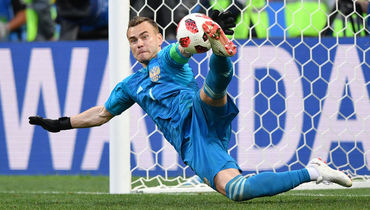 Воскресенье. Москва. Лужники. Испания - Россия - 1:1, пенальти - 3:4. Игорь АКИНФЕЕВ отражает решающий пенальти.