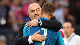 Воскресенье. Москва. Лужники. Испания - Россия - 1:1, пенальти - 3:4. Станислав ЧЕРЧЕСОВ и Игорь АКИНФЕЕВ.