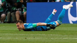 Воскресенье. Москва. Лужники. Испания - Россия - 1:1, пенальти - 3:4. Игорь АКИНФЕЕВ: победная "рыбка"!