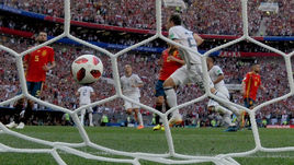 Воскресенье. Москва. Лужники. Испания - Россия - 1:1, пенальти - 3:4. 41-я минута. Только что Артем ДЗЮБА сравнял счет.