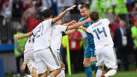 Воскресенье. Москва. Лужники. Испания - Россия - 1:1, пенальти - 3:4. Радость капитана Игоря АКИНФЕЕВА (второй справа) и его партнеров.