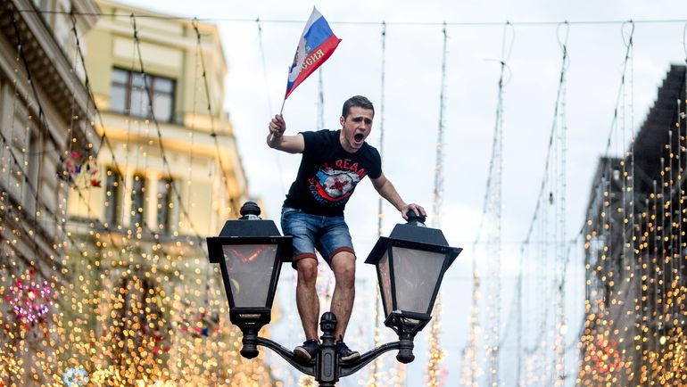 Воскресенье. Москва. Радость болельщиков сборной России. Фото AFP Воскресенье. Москва. Радость болельщиков сборной России. Фото AFP