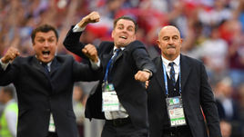 1 июля. Москва. Лужники. Испания - Россия - 1:1, пен. - 3:4. Врач Эдуард БЕЗУГЛОВ, менеджер Евгений САВИН и главный тренер сборной России Станислав ЧЕРЧЕСОВ после ответного гола сборной России.