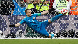 Воскресенье. Москва. Лужники. Испания - Россия - 1:1, пенальти - 3:4. Игорь АКИНФЕЕВ отбивает решающий 11-метровый.