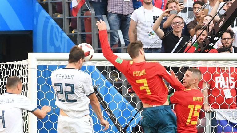 После удара головой Артема ДЗЮБЫ (№22) Жерар ПИКЕ сыграл рукой. Фото REUTERS После удара головой Артема ДЗЮБЫ (№22) Жерар ПИКЕ сыграл рукой. Фото REUTERS