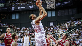 Понедельник. Краснодар. Россия - Франция - 78:84. В атаке центровой сборной Франции Руди ГОБЕР (№ 27).