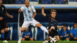 21 июня. Нижний Новгород. Аргентина - Хорватия - 0:3. Капитан Хорватии Лука МОДРИЧ (№ 10) останавливает Хавьера МАСКЕРАНО.