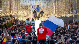 Воскресенье. Москва. Народные гулянья на Никольской улице после победы сборной России.