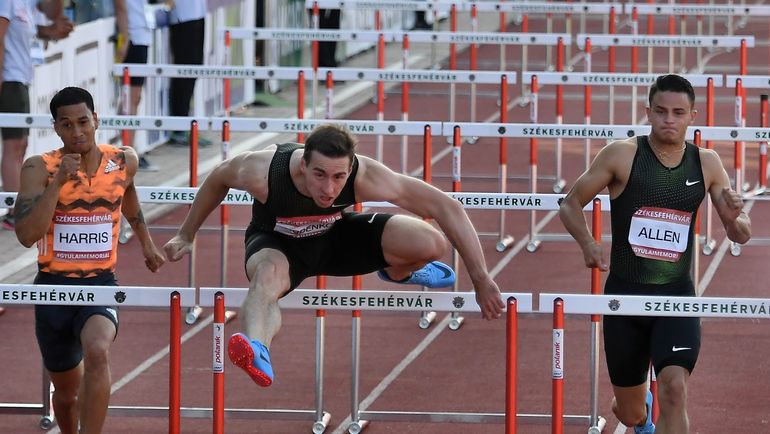 Понедельник. Секешфехервар. Сергей ШУБЕНКОВ - в центре. Фото AFP Понедельник. Секешфехервар. Сергей ШУБЕНКОВ - в центре. Фото AFP