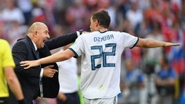 Воскресенье. Москва. Лужники. Испания - Россия - 1:1, пенальти - 3:4. Главный тренер сборной России Станислав ЧЕРЧЕСОВ (слева) и нападающий Артем ДЗЮБА.