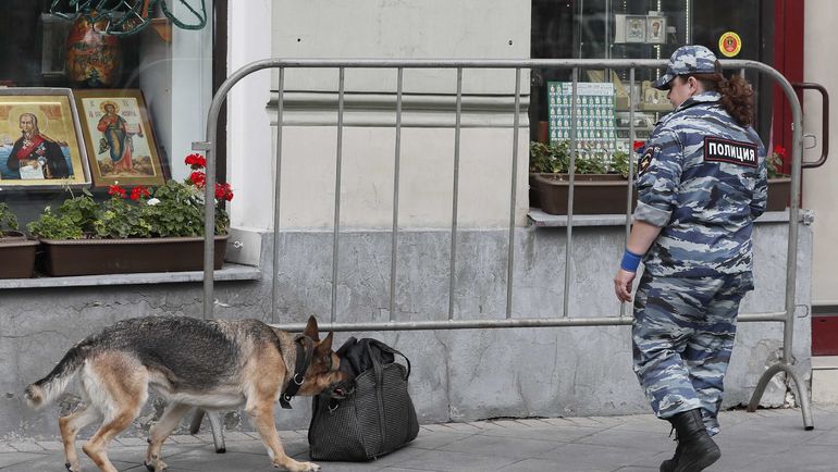 Подозрительная сумка на Никольской. Фото REUTERS Подозрительная сумка на Никольской. Фото REUTERS