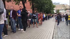 В очередь! Футбольные болельщики стоят в мавзолей