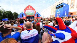 1 июля. Нижний Новгород. Болельщики смотрят матч Испания – Россия в фан-зоне.