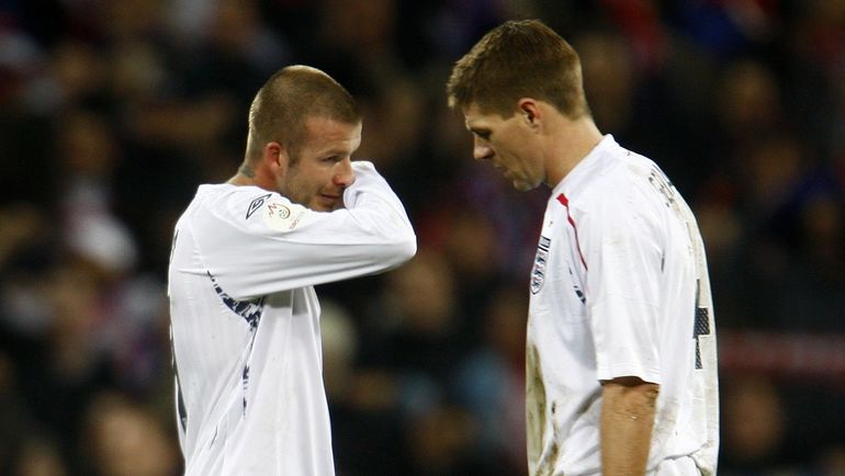 Разочарование Дэвида БЕКХЭМА (слева) и Стивена ДЖЕРРАРДА после поражения. Фото REUTERS Разочарование Дэвида БЕКХЭМА (слева) и Стивена ДЖЕРРАРДА после поражения. Фото REUTERS