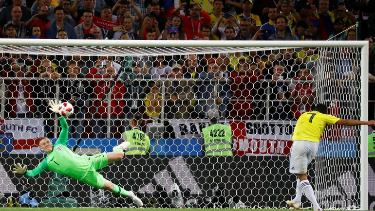Вторник. Москва. Тушино. -Колумбия - Англия - 1:1, пенальти - 3:4. Джордан ПИКФОРД отражает удар Карлоса БАККИ в серии послематчевых пенальти. Фото REUTERS Вторник. Москва. Тушино. -Колумбия - Англия - 1:1, пенальти - 3:4. Джордан ПИКФОРД отражает удар Карлоса БАККИ в серии послематчевых пенальти. Фото REUTERS