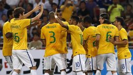 14 октября 2014 года. Сингапур. Япония - Бразилия - 0:4. МАРИУ ФЕРНАНДЕС (слева) поздравляет НЕЙМАРА (№ 10) с очередным забитым мячом в ворота японцев в товарищеской игре. Этот матч стал первым и последним для защитника в футболке сборной Бразилии.