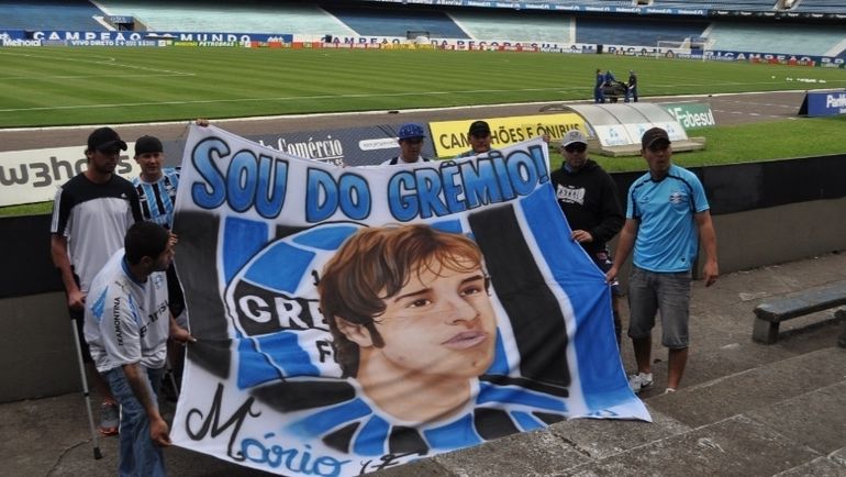 Посвящение Мариу Фернандесу от болельщиков. Фото ESporte Посвящение Мариу Фернандесу от болельщиков. Фото ESporte