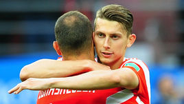 14 июня. Москва. Лужники. Россия - Саудовская Аравия - 5:0. Илья КУТЕПОВ (справа) и Сергей ИГНАШЕВИЧ.