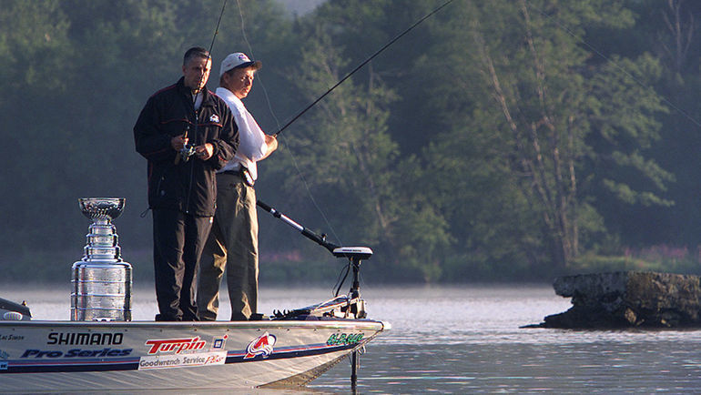 Боб ХАРТЛИ взял кубок с собой на рыбалку. Боб ХАРТЛИ взял кубок с собой на рыбалку.