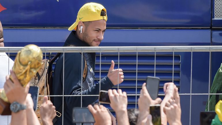 Сегодняю Казань. Болельщики встречают НЕЙМАРА и сборную Бразилии у входа в отель. Фото AFP Сегодняю Казань. Болельщики встречают НЕЙМАРА и сборную Бразилии у входа в отель. Фото AFP