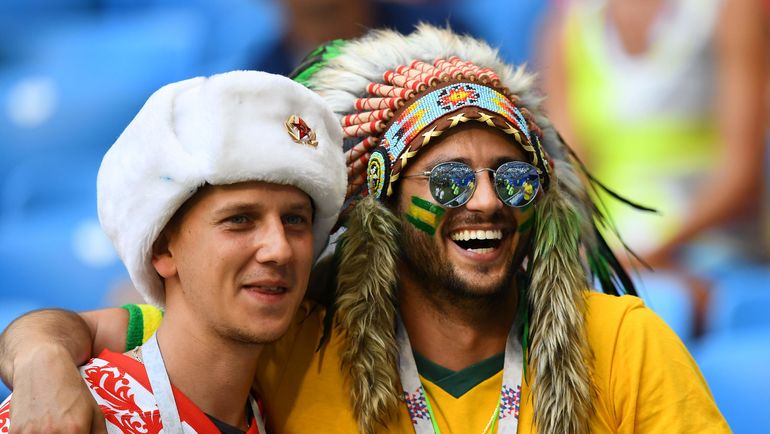Российский и бразильский болельщики. Фото REUTERS Российский и бразильский болельщики. Фото REUTERS