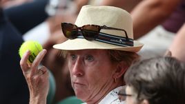 Теннисный мяч в руках зрительницы на трибунах Уимблдона.