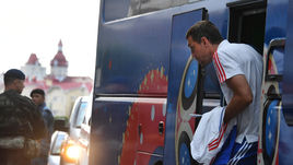 Четверг. Сочи. Артем ДЗЮБА у отеля сборной.