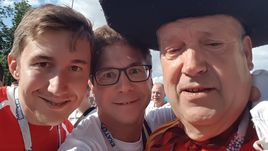 Сергей КАРЯКИН (слева), его менеджер Кирилл ЗАНГАЛИС (в центре) и легендарный испанский болельщик Маноло.