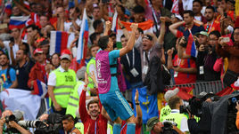 1 июля. Москва. Испания - Россия - 1:1, пен. - 3:4. Владимир ГАБУЛОВ празднует победу с болельщиками.