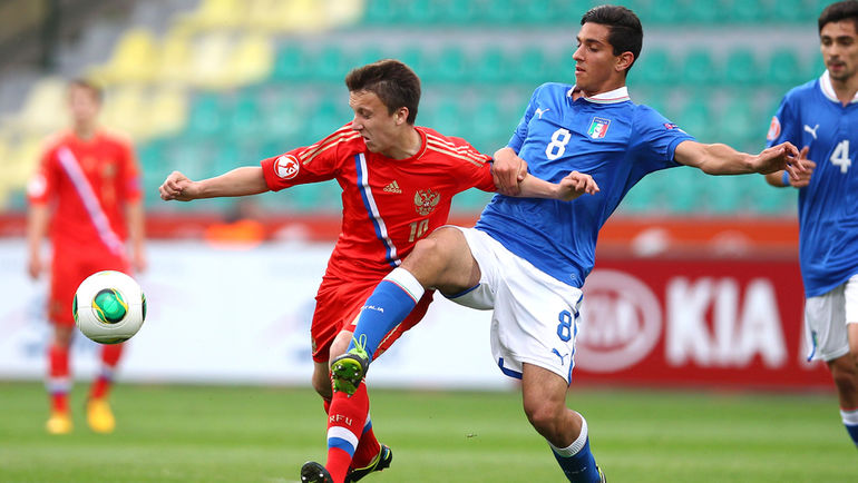 2013 год. Александр ГОЛОВИН (слева) в юношеской сборной России. Фото Михаил ШАПАЕВ, РФС 2013 год. Александр ГОЛОВИН (слева) в юношеской сборной России. Фото Михаил ШАПАЕВ, РФС