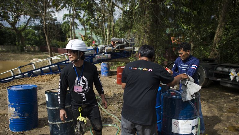 Спасательные работы около пещеры в Тайланде. Фото AFP Спасательные работы около пещеры в Тайланде. Фото AFP