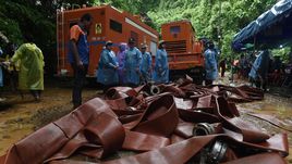 Спасательные работы около пещеры в Тайланде.