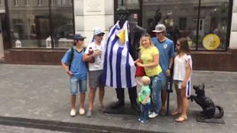 Уругвайцы надели свой флаг на памятник в Нижнем Новогороде