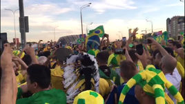 Бразильские болельщики жгут в Казани