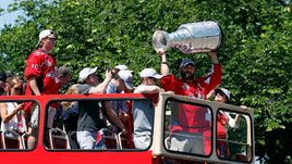 Александр ОВЕЧКИН с Кубком Стэнли на чемпионском параде "Вашингтона".