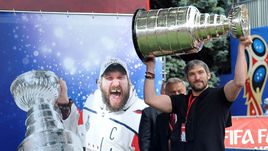 Сегодня. Москва. Александр ОВЕЧКИН с Кубком Стэнли.