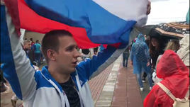 Болельщики заряжают под дождем