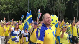 Сотни шведских болельщиков в Самаре скандируют "Спасибо, Россия!"