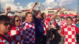 Хорватские фанаты зажигают перед матчем с Россией