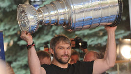 Суббота. Новогорск. Александр ОВЕЧКИН привез Кубок Стэнли на базу родного "Динамо".