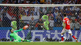 Суббота. Сочи. Россия - Хорватия - 2:2, пенальти - 3:4. Федор СМОЛОВ исполняет пенальти. Даниэль СУБАШИЧ делает сэйв.