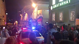 Толпа блокирует машину ДПС в центре Москвы