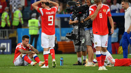 Суббота. Сочи. Россия - Хорватия - 2:2, пенальти - 3:4. Федор СМОЛОВ (слева) после матча.