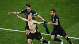 Суббота. Сочи. Россия - Хорватия - 2:2, пен. - 3:4. Домагой ВИДА (в центре) с Ведраном ЧОРЛУКОЙ (слева) и Деяном ЛОВРЕНОМ празднует гол в дополнительное время.