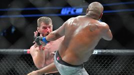 Даниэль КОРМЬЕ (справа) нокаутирует Стипе МИОЧИЧА.