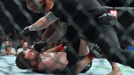 Суббота. Лас-Вегас. Даниэль КОРМЬЕ (справа) нокаутирует Стипе МИОЧИЧА.