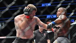 Суббота. Лас-Вегас. Даниэль КОРМЬЕ (справа) нокаутировал Стипе МИОЧИЧА.